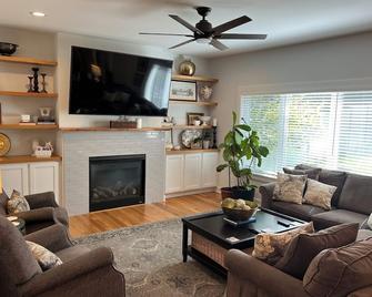 Minutes from Virginia Tech and Downtown Blacksburg! - Blacksburg - Living room