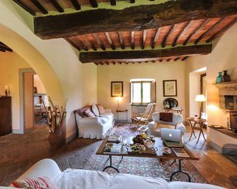 Charming Stone Villa with Pool in the heart of the Chianti countryside in Siena. - Radda In Chianti - Sala de estar