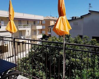 Cozy Portside Charm Apartment in Giulianova Beach! - Giulianova - Balcón