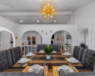 One Story House, King Beds, TV in all bedrooms, Desks, Grill and Pool. - Plano - Dining room
