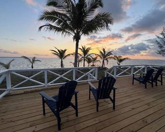 Waterfront Abaco Beach House - Private 5Bedroom 3Bath, 15 min from Treasure Cay - Cooper’s Town - Balcón