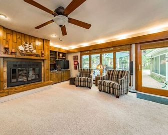 Fabulous Family Lake House on Eden Isle - Heber Springs - Wohnzimmer
