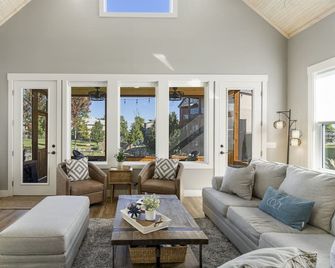 Lakeside Retreat, hot tub & Com Pool, Boat Slip Available - Vinita - Wohnzimmer
