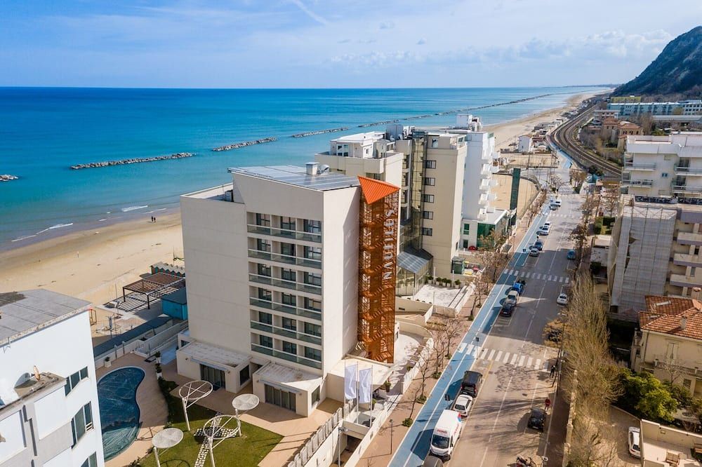 Nautilus Family Hotel - פזארו