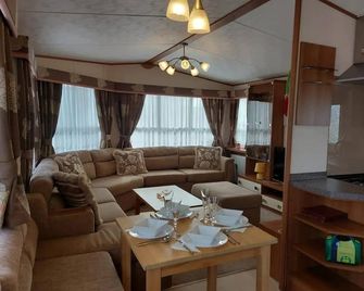 Cosy caravan with side decking at Felixstowe Beach Holiday Park ref 55012SW - Felixstowe