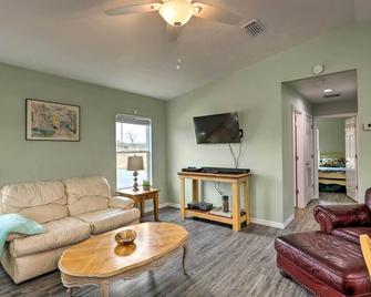 Family-Friendly Home, Walk to Steinhatchee River! - Steinhatchee - Sala de estar