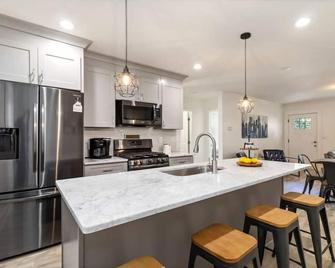 New Home in MidTown- Sleeps 11 For Rent in Atlanta - Atlanta - Cuisine
