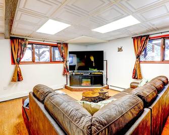 Ideally Located Fairbanks Vacation Rental! - Fairbanks - Living room