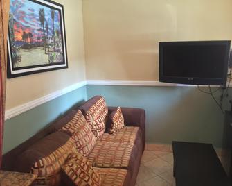 Paradise Inn and Suites - Los Angeles - Living room