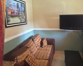 Paradise Inn and Suites - Los Angeles - Living room