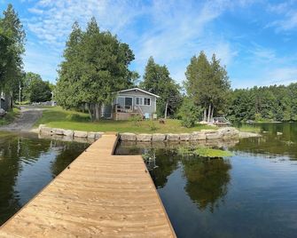 Beautiful lakefront cottage steps from the clear waters of spring fed Black Lake - Perth - Outdoors view