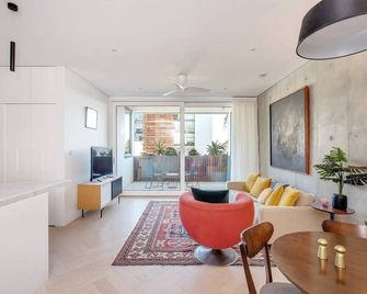 'The Fern' Light-Filled Urban Retreat near Dining - Sydney - Living room