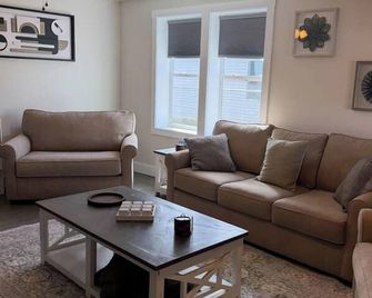 Cozy 2-bedroom house in amazing Rifle with cool AC - Rifle - Living room