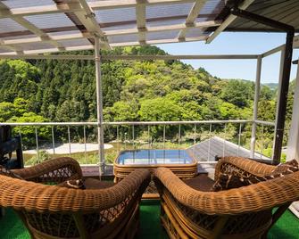 Guesthouse Momonga Village - Hostel - Miyoshi - Balcon
