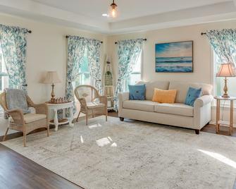 Sunny Stays Vacation Rental in Southwest Florida! - Lehigh Acres - Living room