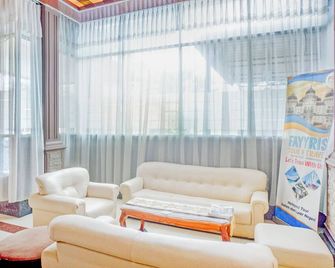 Dancenter Meurah Mulia - בנדה אקה - סלון