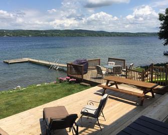 Beautiful Lake Charlevoix Waterfront Getaway! Toys, Kayaks And All You Need! - East Jordan - Patio