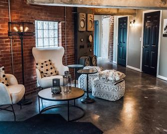 The Old Water Dept! | Next To Siuc - Carbondale - Living room