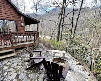 Romantic Creekside Cabin w/hot tub Near Smoky Mountains National Park - Whittier - Patio