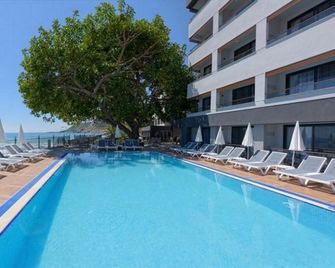 Floria Beach Hotel - אלניה - בריכה