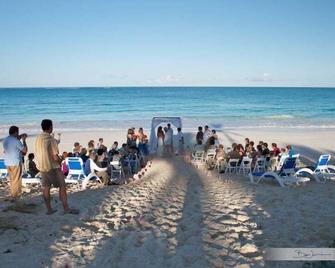 Bungalow Steps from Beach with Club Privileges, Pool, Restaurant - Governor’s Harbour - Beach