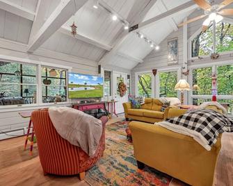 Quirky cabin retreat on 4 acres w spa, arcade rm, art&book loft -- near Hershey - Lebanon - Wohnzimmer