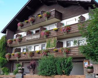 Gemütliches Mehrbettzimmer mit Panoramablick in den Hohenbogenwinkel - Neukirchen beim Heiligen Blut - Gebäude