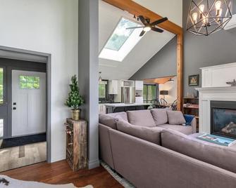 Moon River Cottage Sanctuary With Private Beach in Bala! - Mactier - Living room