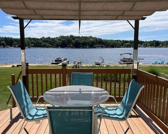 Cozy Lakefront Cottage Getaway in Kent County, Michigan - Rockford - Balcón