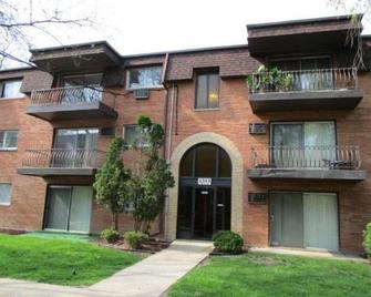 Lovely 2 Bedroom Condo With Pool - Lansing - Building