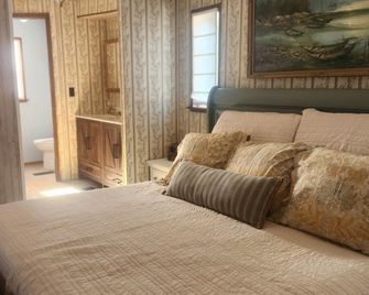 Oyster and the Crab is a vintage coastal gem 2.5 miles from Holden Beach - Supply - Bedroom