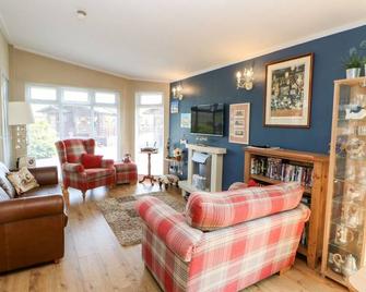 6 Badgers Retreat, Pet Friendly, With Hot Tub In Richmond - Richmond - Living room
