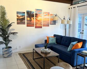 Cocobay 2br Condos Near Beach, Galleria Mall, Wilton Manors, Cruise Port - Fort Lauderdale - Living room