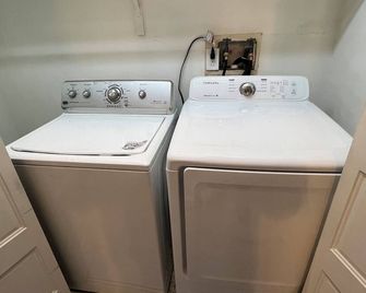 Private Quiet Apartment in Gated Community Close to River and Transportation - Filadelfia - Lavandería