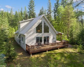 Scenic House Located At The Doorstep to West Glacier National Park Entrance - West Glacier - Edificio