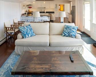 Spacious 1 Bedroom Apartment In Town With A Water View! - Camden - Living room