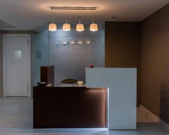 Hostal Verona - גרנדה - דלפק קבלה