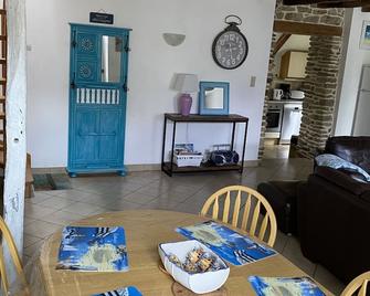 Country house in the heart of Brittany, calm, restful, large private garden. - Plouguenast - Comedor