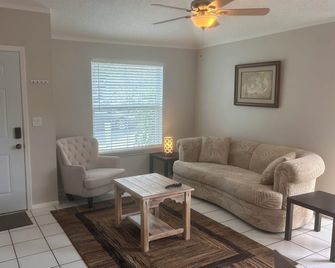 Escape to this charming villa in picturesque Palm Harbor. With 2 cozy bedrooms. - Palm Harbor - Wohnzimmer