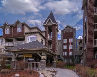 One Bedroom Suite with BBQ & huge Patio - Canmore - Building