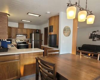 Alaskan Pipeline Place - Fairbanks - Kitchen