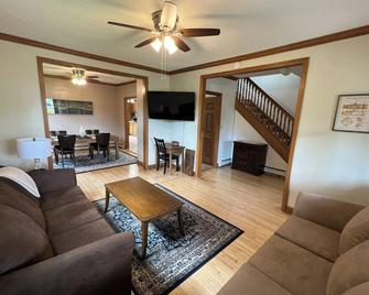 Cheerful 4 Bedroom home close to the waters edge. - Superior - Living room