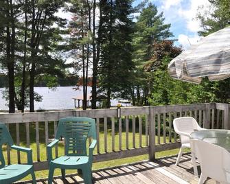 Cozy cottage with sand beach on Whiteside Bay, Lake Muskoka - Bala - Balcony
