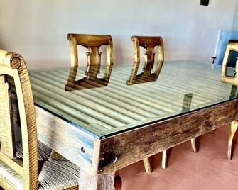Burraburoo Retreat: Escape Explore Reset - Gulgong - Dining room