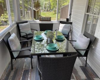 Cozy 3 bedroom seasonal cottage with very short walk to private community beach - Windham - Balcony