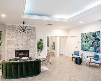 Landing at The Harrison - Studio in Northeast Raleigh - Raleigh - Living room