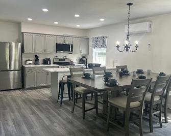 Welcome to New Paltz. Charming 3-bedroom house with AC, WIFI, - نيو بالتز - مطبخ