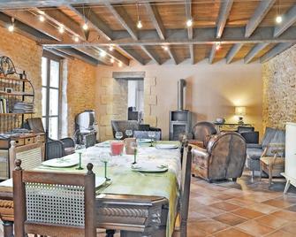 This half of a charming house built around 1789 awaits you in the heart of the charming village of S - Val-de-Louyre-et-Caudeau - Comedor