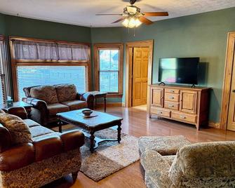 New Listing! Historical Charm! 5-Bedroom Home Ready For Your Retreat! - Beatrice - Wohnzimmer