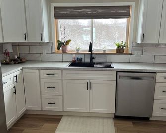 Serene 3-bedroom modern farmhouse across from working Amish farm. - Franklinville - Cocina
